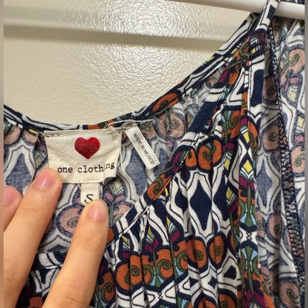 Cold Shoulder/Off-the-Shoulder Pattern Top - Picture 4 of 5